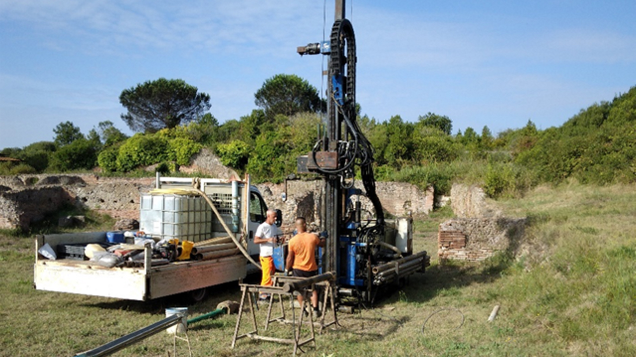 Drilling into ancient harbour sediments